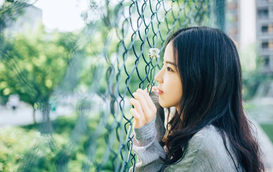 庞统闻言点点头，看向魏延道：“当加紧布防了，以孔明之能，我们恐怕还未赶到江州，江州已经被破，当先巩固好成都周边防御。”